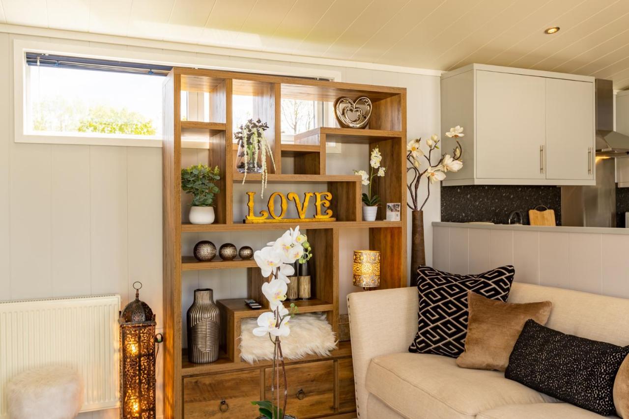 Inside No 1 Retreat Lodge *