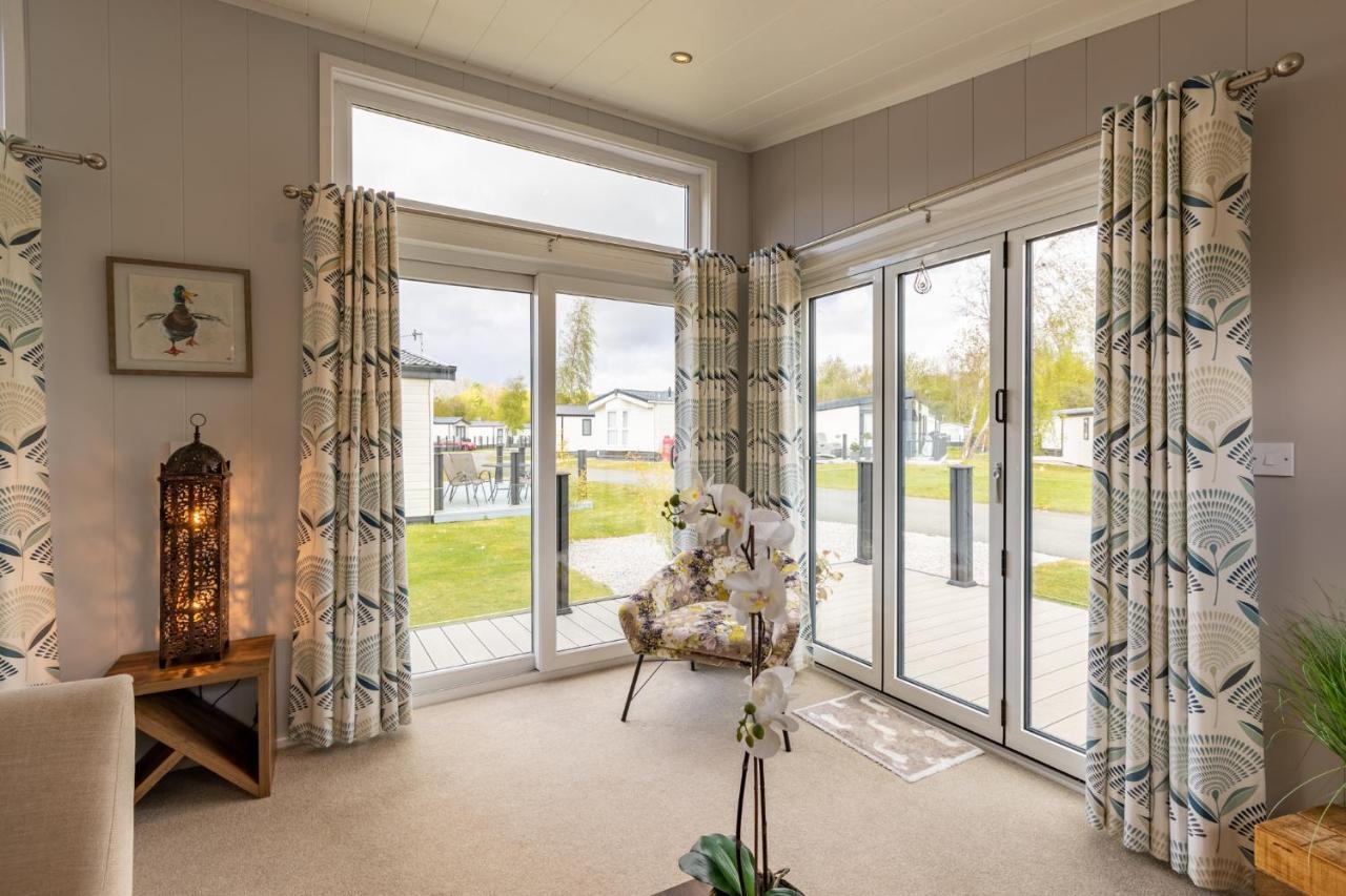 Inside No 1 Retreat Lodge *