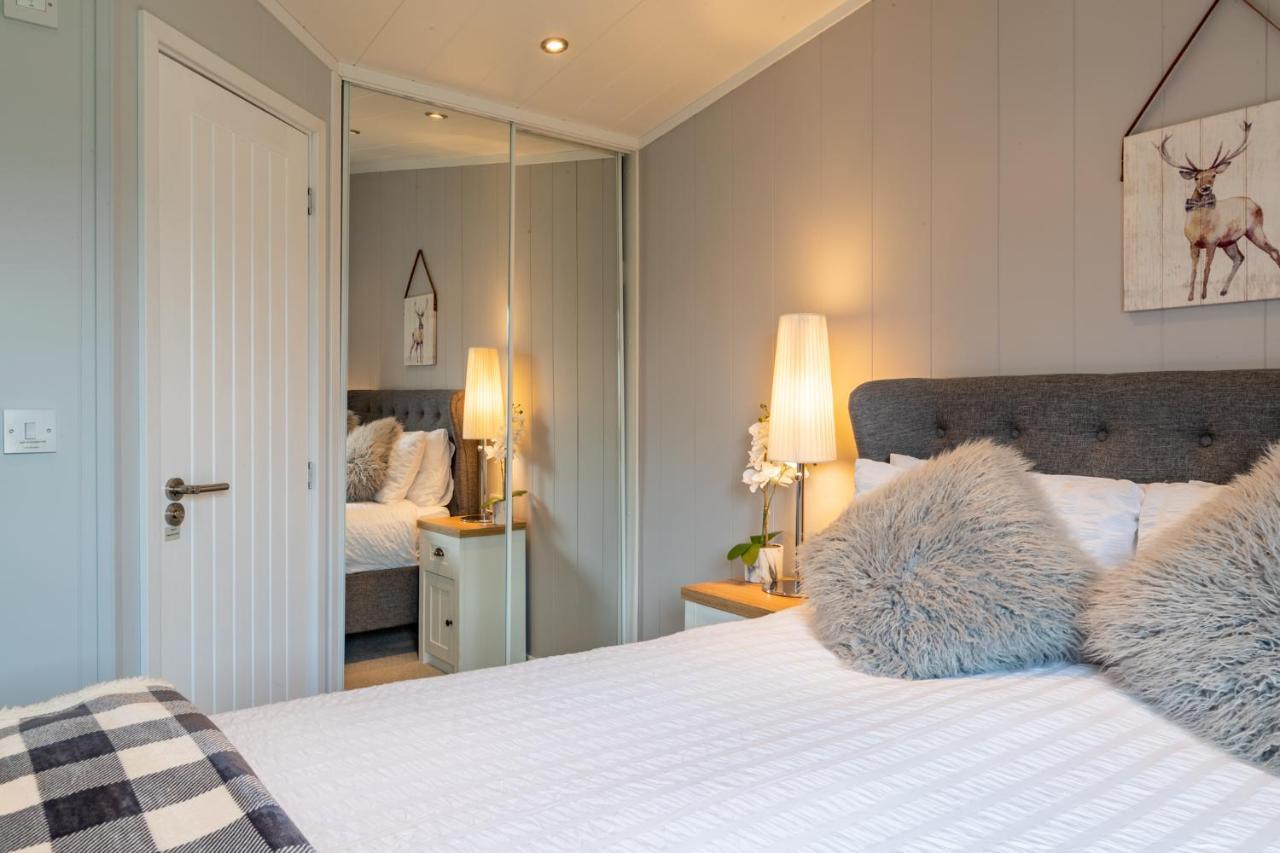 Inside No 1 Retreat Lodge