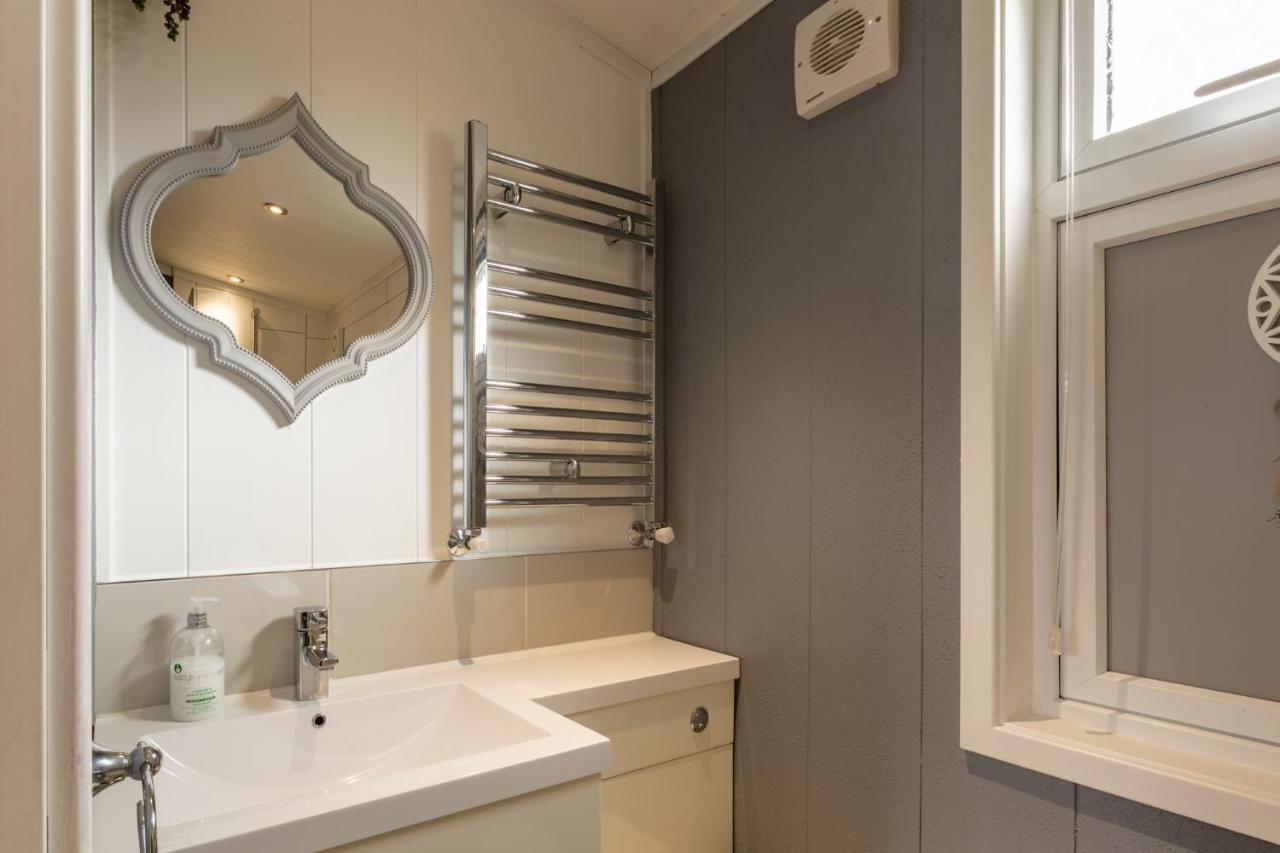 Inside No 1 Retreat Lodge *